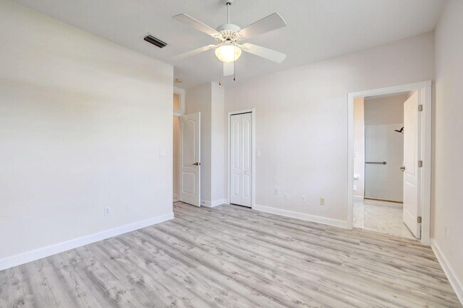 Building Photo - 8028 Plantation Lakes Dr