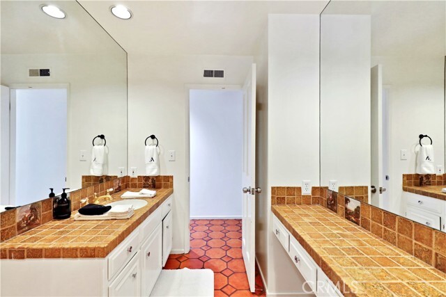 Building Photo - 7161 Grasswood Ave