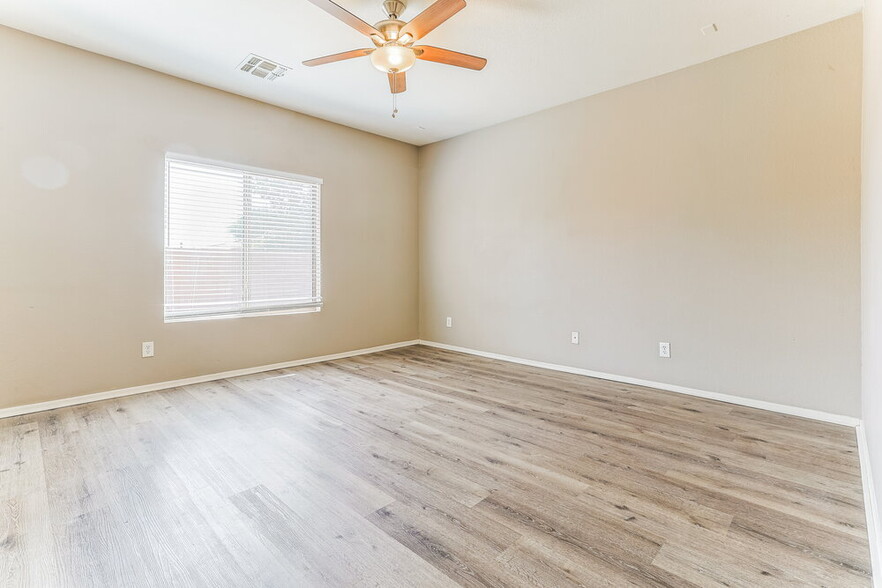 Building Photo - 30225 N Royal Oak Way
