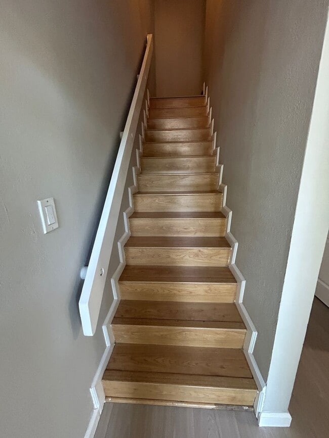 Building Photo - Nice 3br/1.5ba Town Home. Great school. Wa...