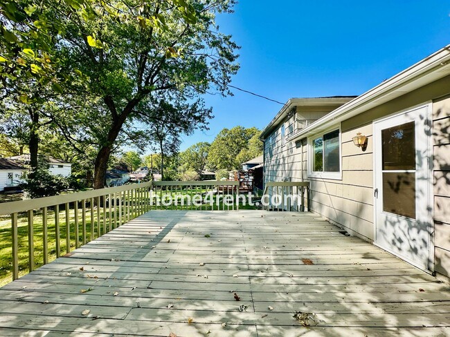 Building Photo - Attractive Overland Park Home w/ Wood Floo...