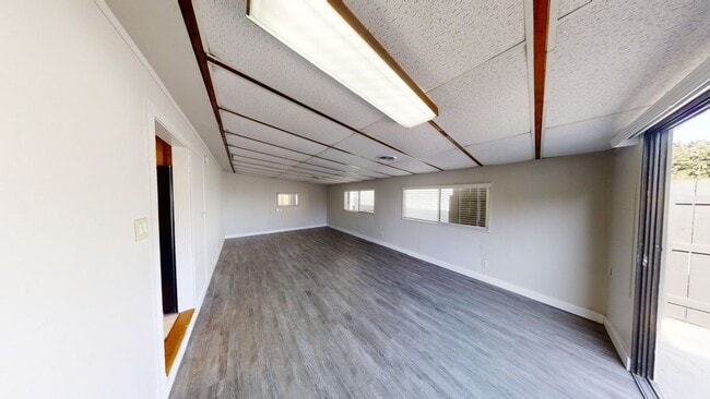 Building Photo - Renovated 3BD/1BA! Great Yard!
