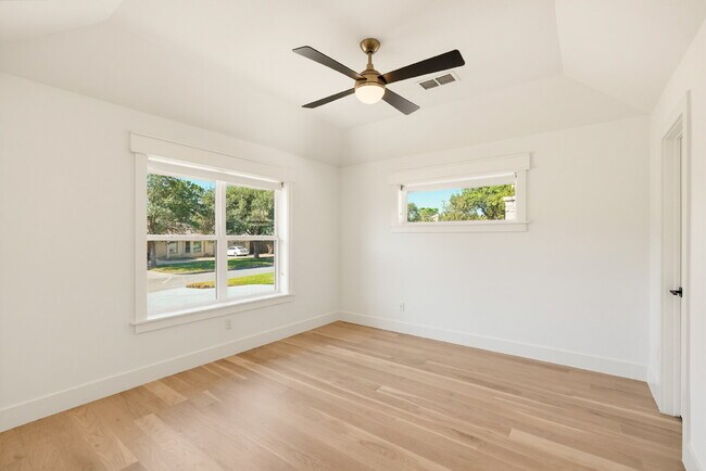 Building Photo - 6331 Linden Ln