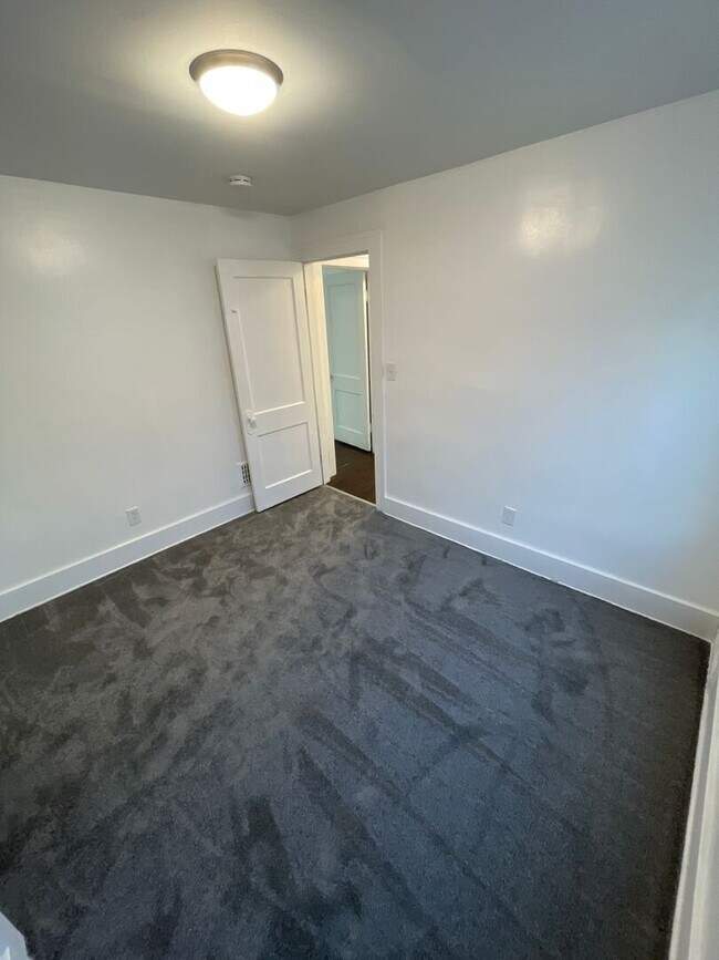 Building Photo - 2 Bedroom 1 Bathroom Multi-Family Home in Allen Park- 1st Floor Flat