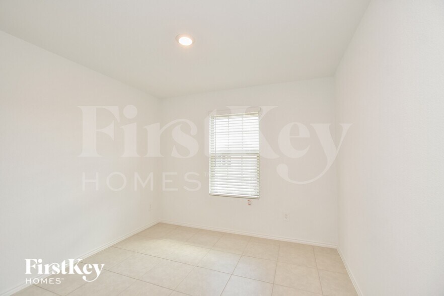 Building Photo - 1061 Crestview Dr