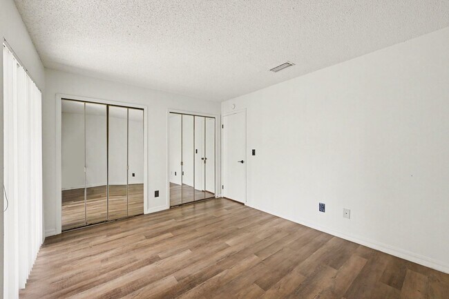 Building Photo - 3100-3111 Sir Hamilton Cir