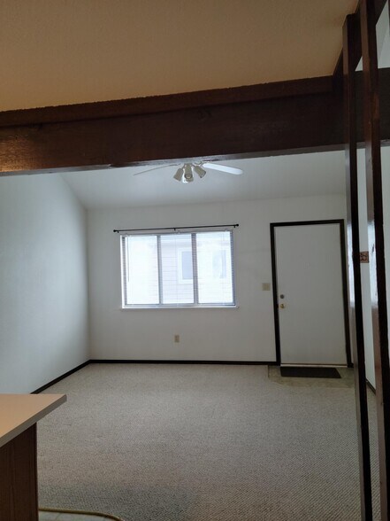 Building Photo - 42 Village Ct