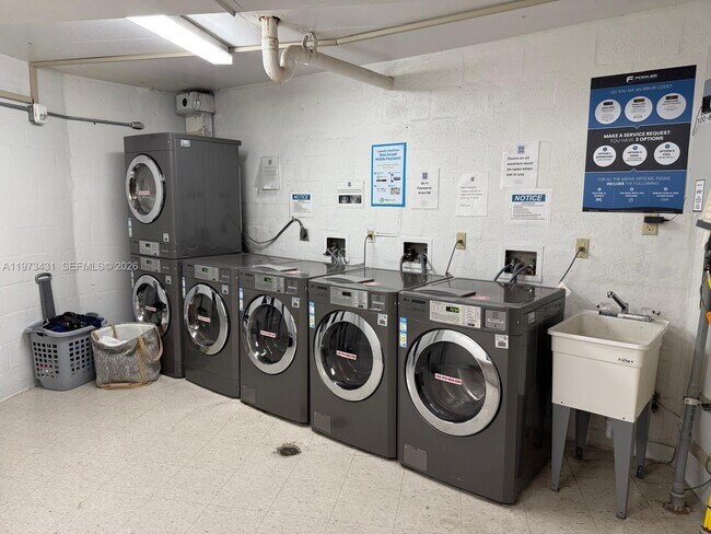 Building Photo - 100 Bayview Dr