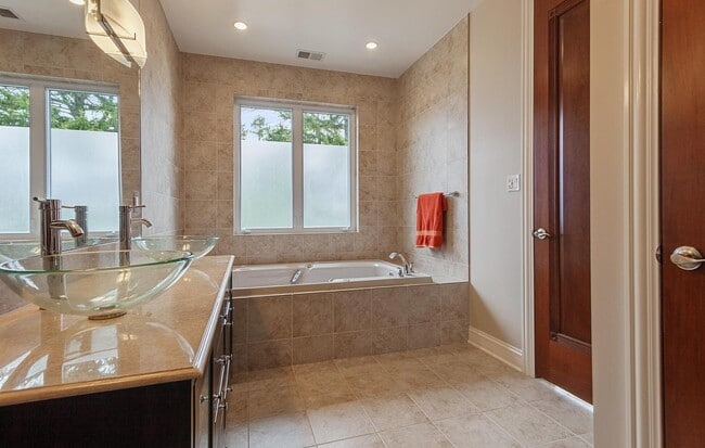 Building Photo - 598 Lake Shore Rd