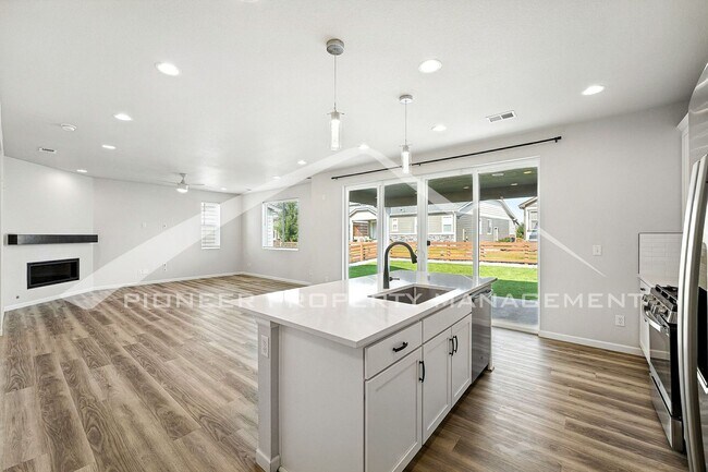 Building Photo - Spacious Home with 2-Car Garage and Centra...