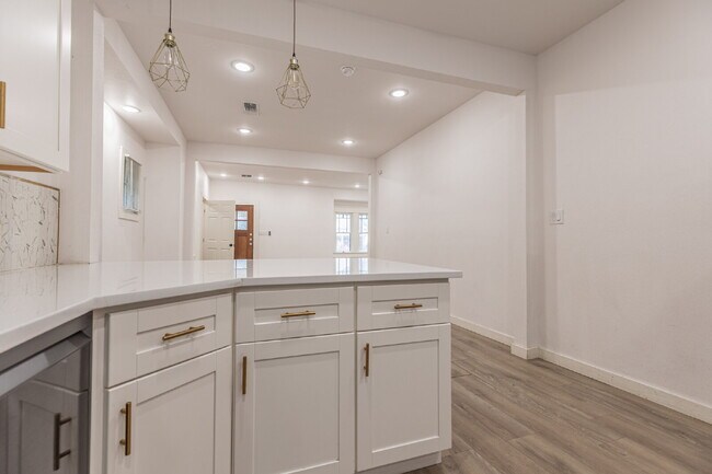 Building Photo - 1010 Burnet St