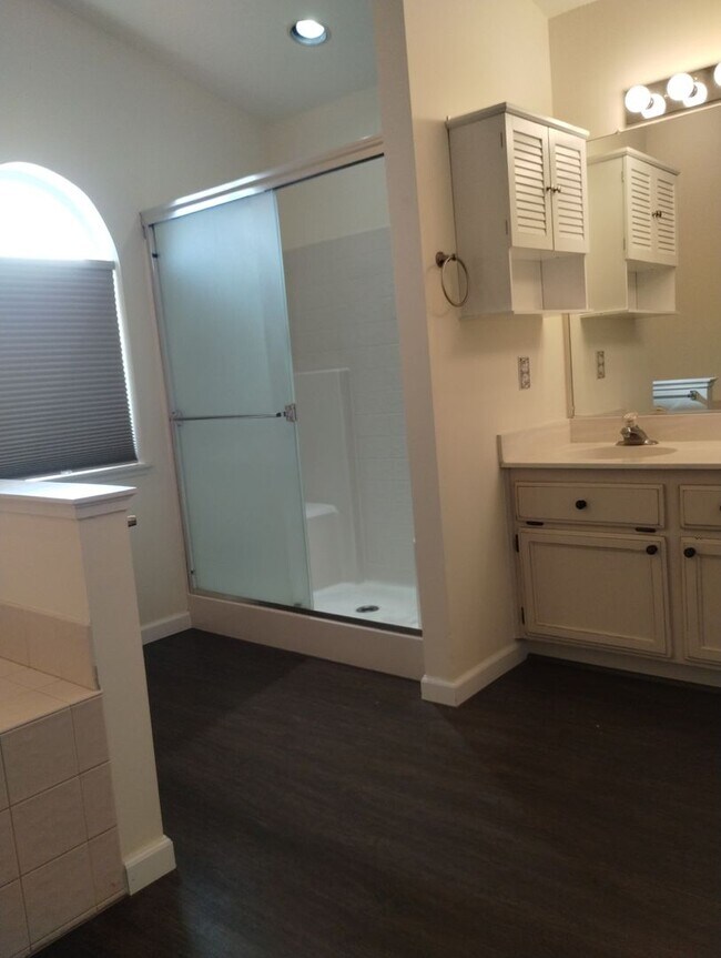 Building Photo - Executive Style Pet Friendly home