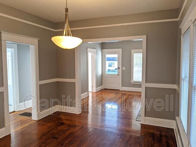 Building Photo - 304 E Hanna Ave