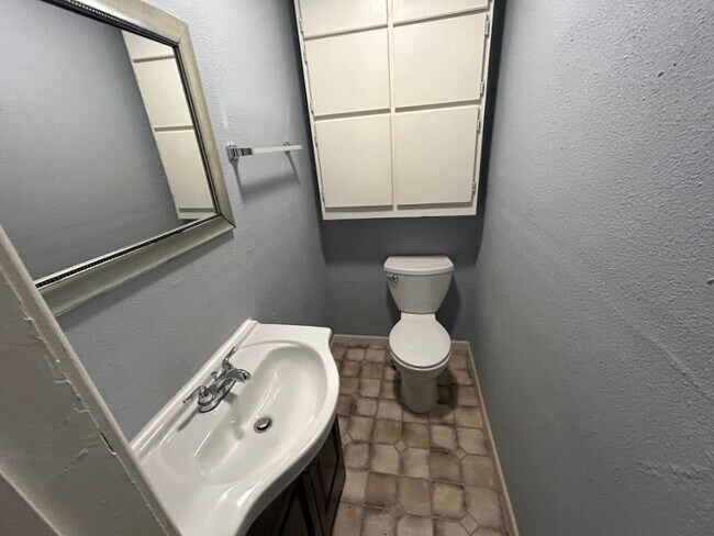 Building Photo - 1213 S 72nd St