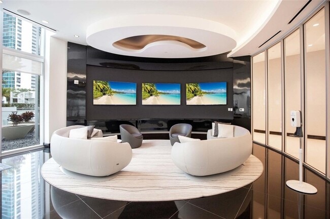 Building Photo - 851 NE 1st Ave