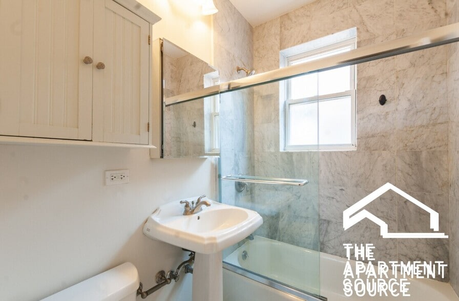 Building Photo - 3433 N Lakewood Ave