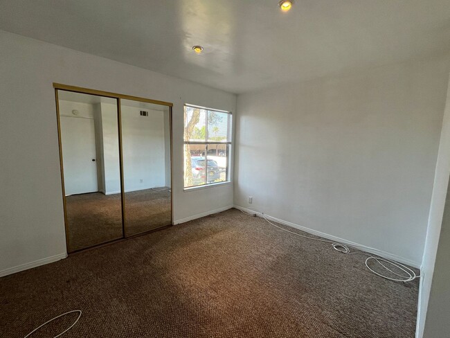 Building Photo - 1st floor condo w/pool, spa, clubhouse, te...