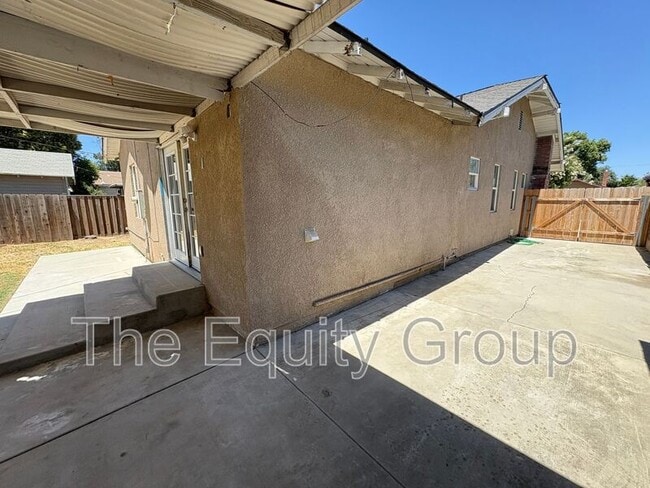 Building Photo - 741 E Apricot Ave