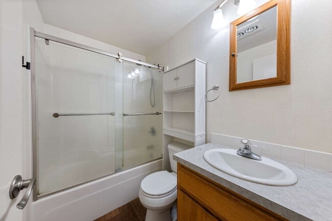 Building Photo - 2 Bedroom Duplex **MOVE IN SPECIAL** $500 ...