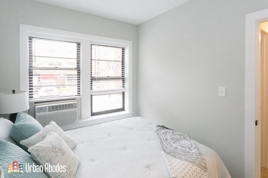 Building Photo - 703 W Brompton Ave