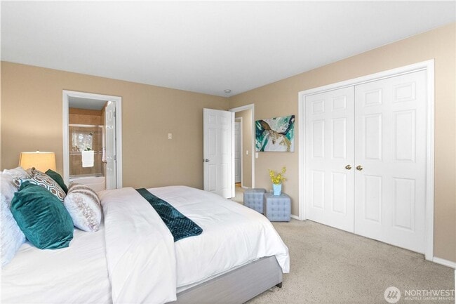 Building Photo - Town house available in desirable woodinville