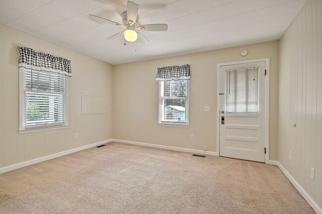 Building Photo - 1050 Delawana St