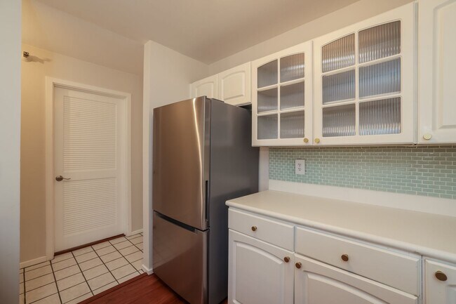 Building Photo - 2 Bedroom Condo in Highly Desirable Richmond Marina Bay!