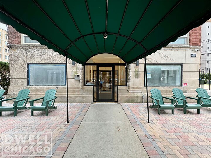 Building Photo - 901 W Carmen Ave