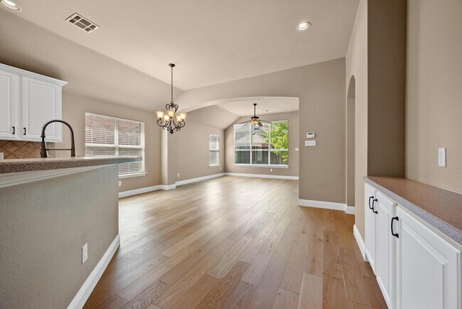 Building Photo - 4617 Kingsway Ln