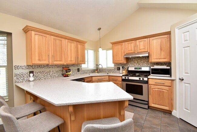 Building Photo - Spacious 4 Bed Murray Home with Huge Private Yard!