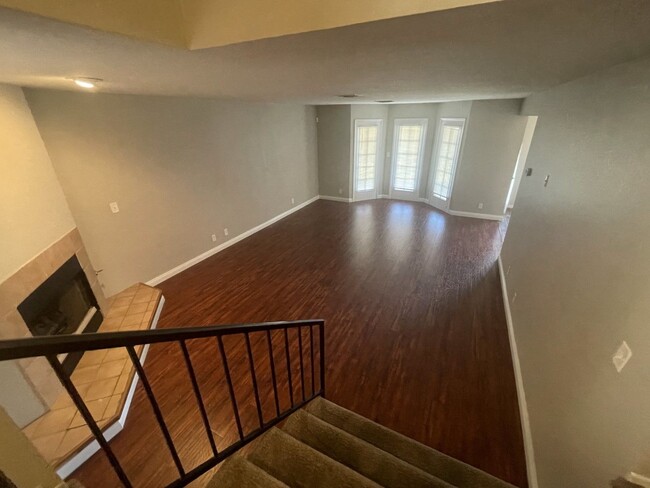 Building Photo - 3 Bed/ 2.5.Ba 2 story townhome , Gated Com...