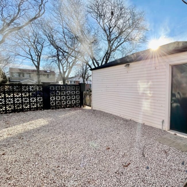 Building Photo - 3701 W North Shore Ave