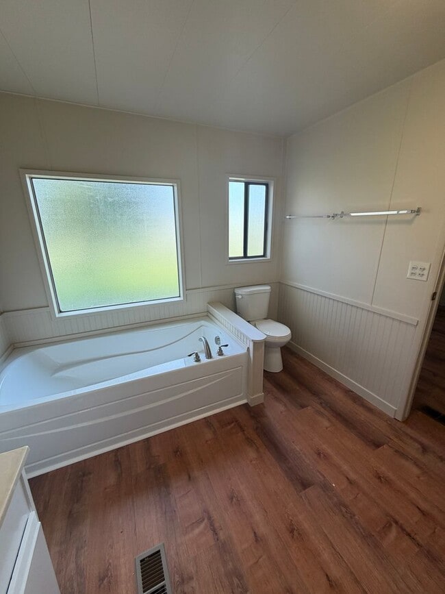 Building Photo - 3 Bedroom, 2.5 Bath - Three Bay garage