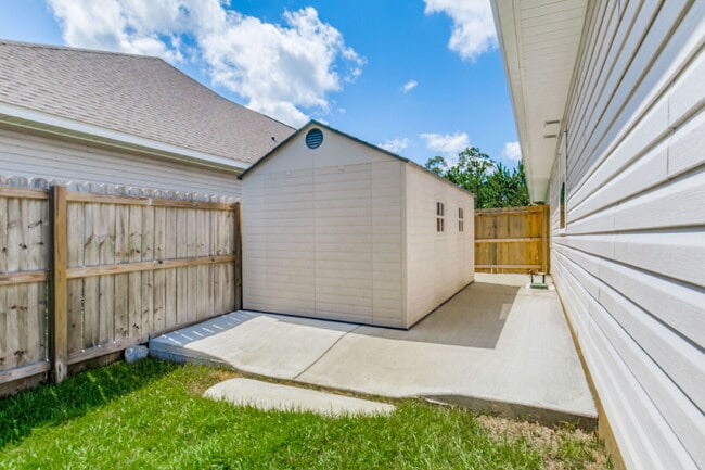Building Photo - Welcome to this exquisite 4-bedroom, 2-bat...