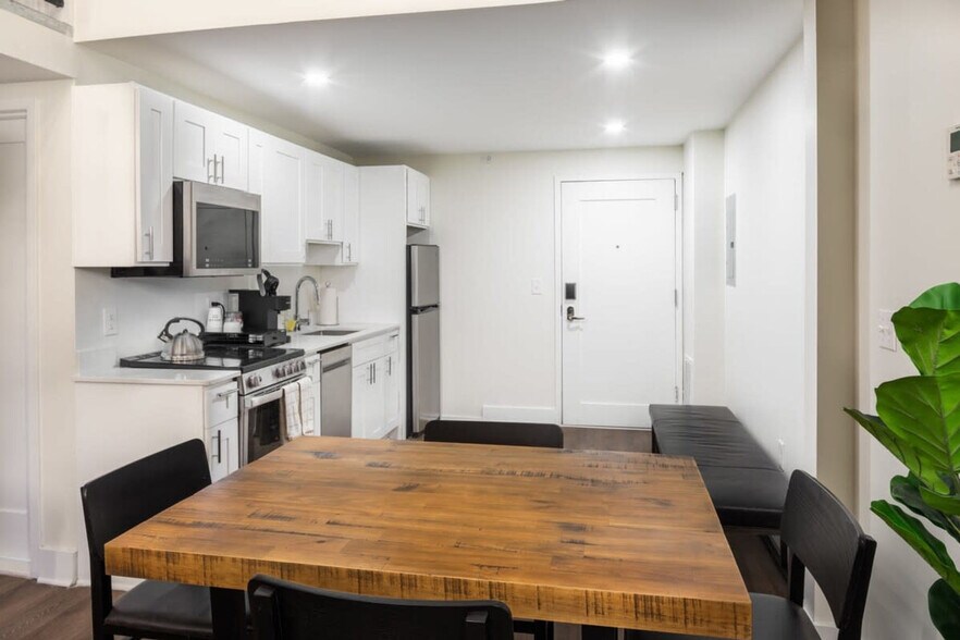 Building Photo - 150S S Independence Mall W