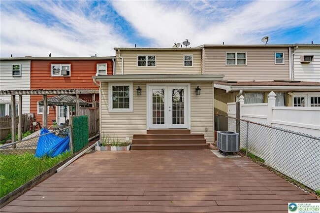Building Photo - 5650 Greens Dr