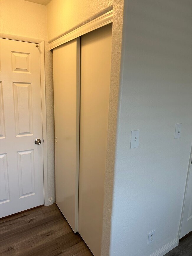 Building Photo - SW!! 2 Bedroom Condo!! 1st Floor!! Newly r...
