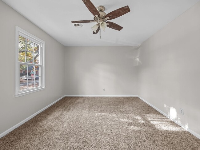 Building Photo - Charming 2BR/1.5BA Townhouse – Pets Welcom...