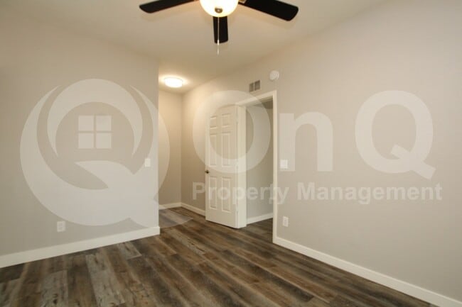 Building Photo - 2807 E Paradise Ln