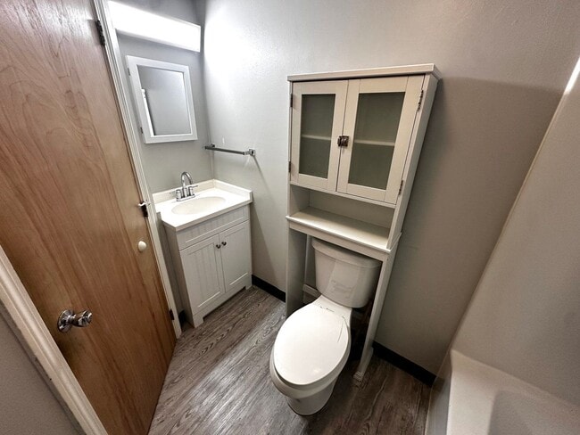 Building Photo - 10 Thompson St