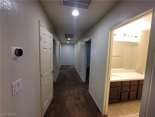 Building Photo - 2409 W Gilmore Ave