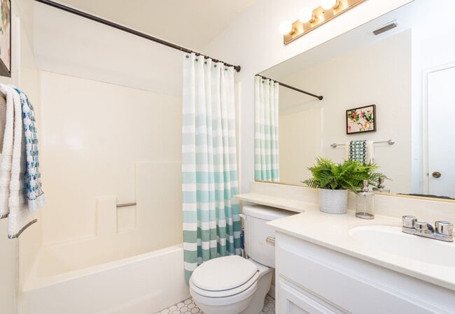 Building Photo - Pocket 3 Bedroom plus Den 2 Bath Home