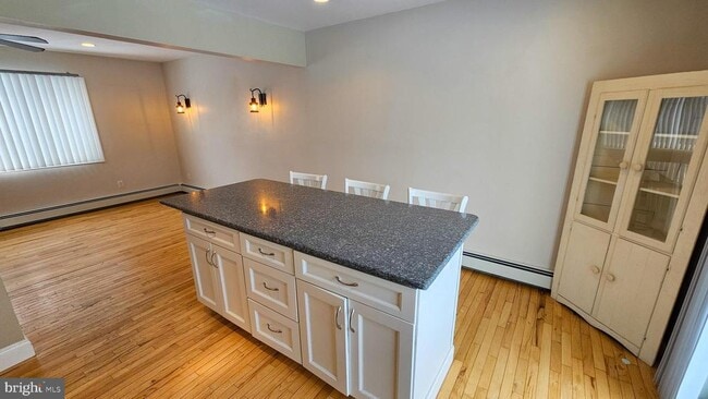 Building Photo - 213 8th St