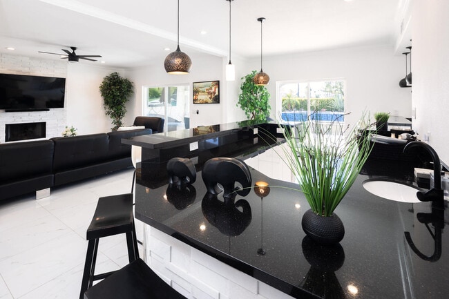 Building Photo - 41215 Carlotta Dr