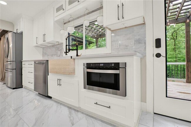 Building Photo - 3270 Brookview Dr