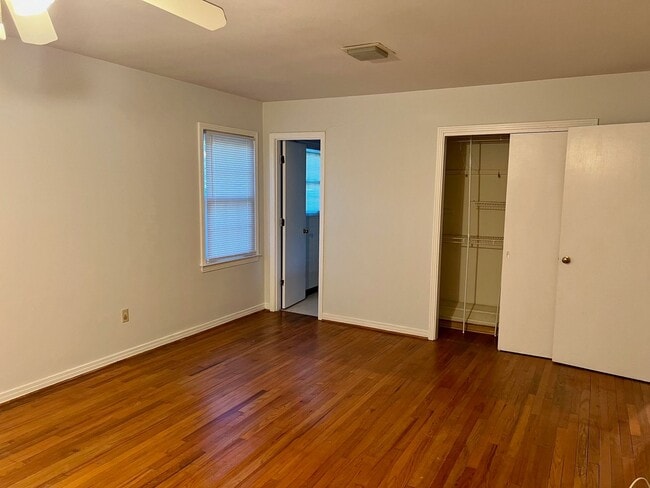 Building Photo - Brick home 3 bed and 2 bath