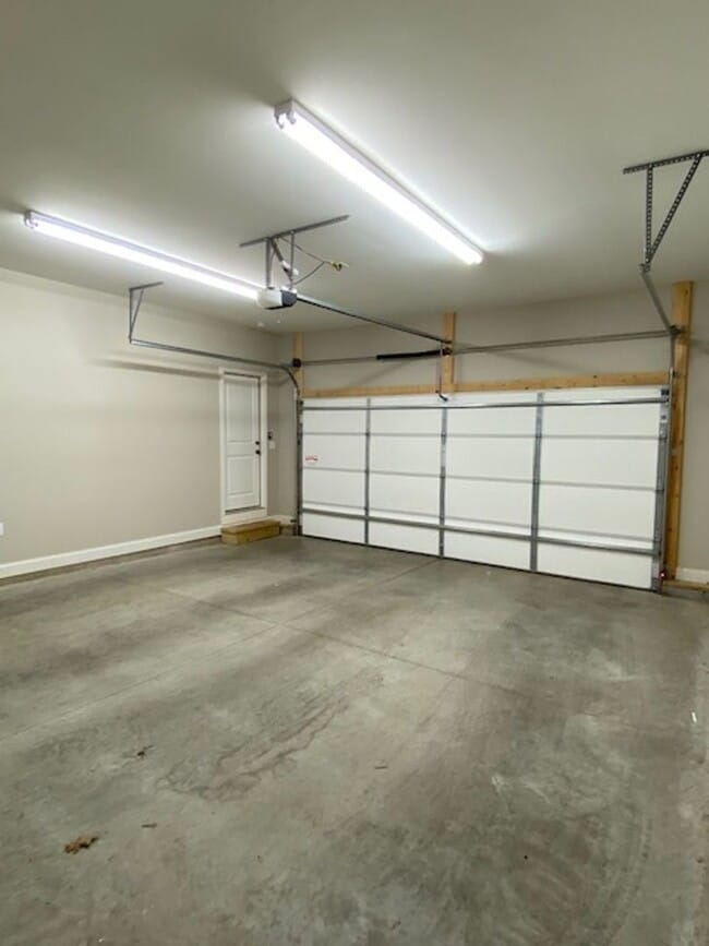Building Photo - 2950 Smallhouse Rd