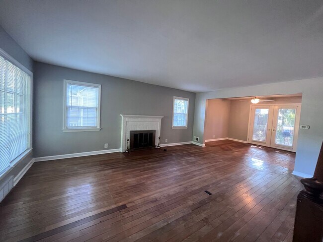 Building Photo - Recently Updated 2 Bedroom Home with Fence...