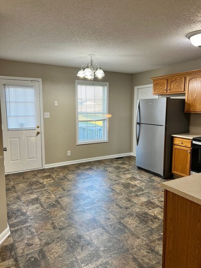 Building Photo - Three Bedroom in Oak Grove