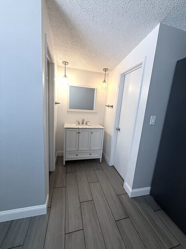 Building Photo - Charming 3 bedroom in NE Albuquerque. Osuna/San Pedro area near San Mateo. Refrigerated Air! 2 Ca...